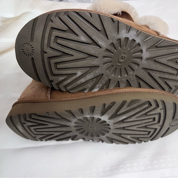 Bailey Button Uggs - Picture 3 of 5